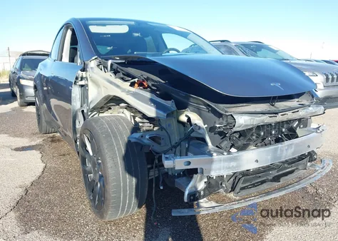 2024 Tesla Model Y Long Range Dual Motor All-Wheel Drive z USA, uszkodzony, nr VIN 7SAYGDEEXRA293446